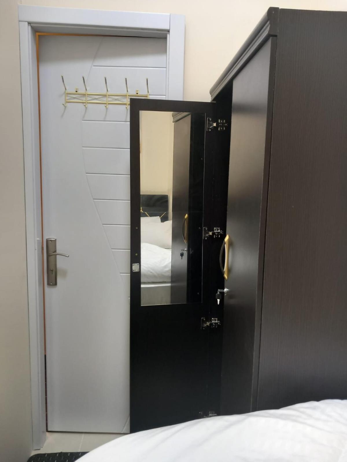 Four Stars Hostel Dubai Exterior photo