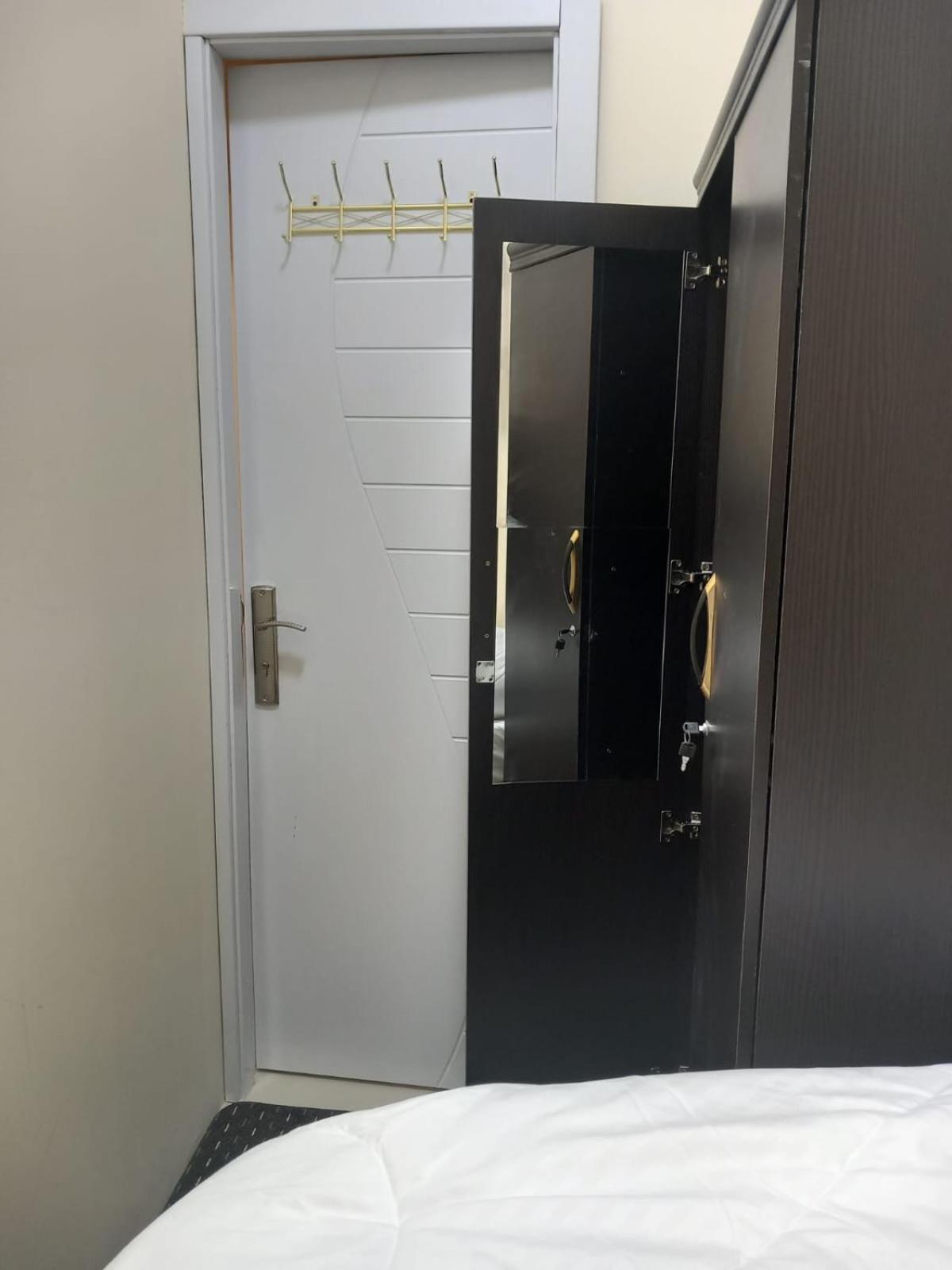 Four Stars Hostel Dubai Exterior photo