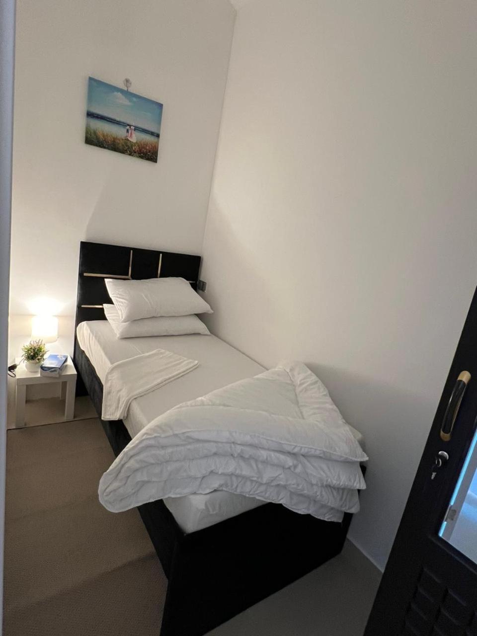 Four Stars Hostel Dubai Exterior photo